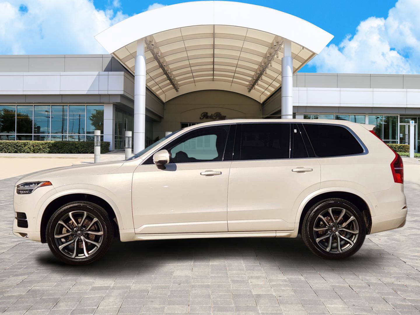 Used 2017 Volvo XC90 T6 Momentum w/ Vision Package image 3