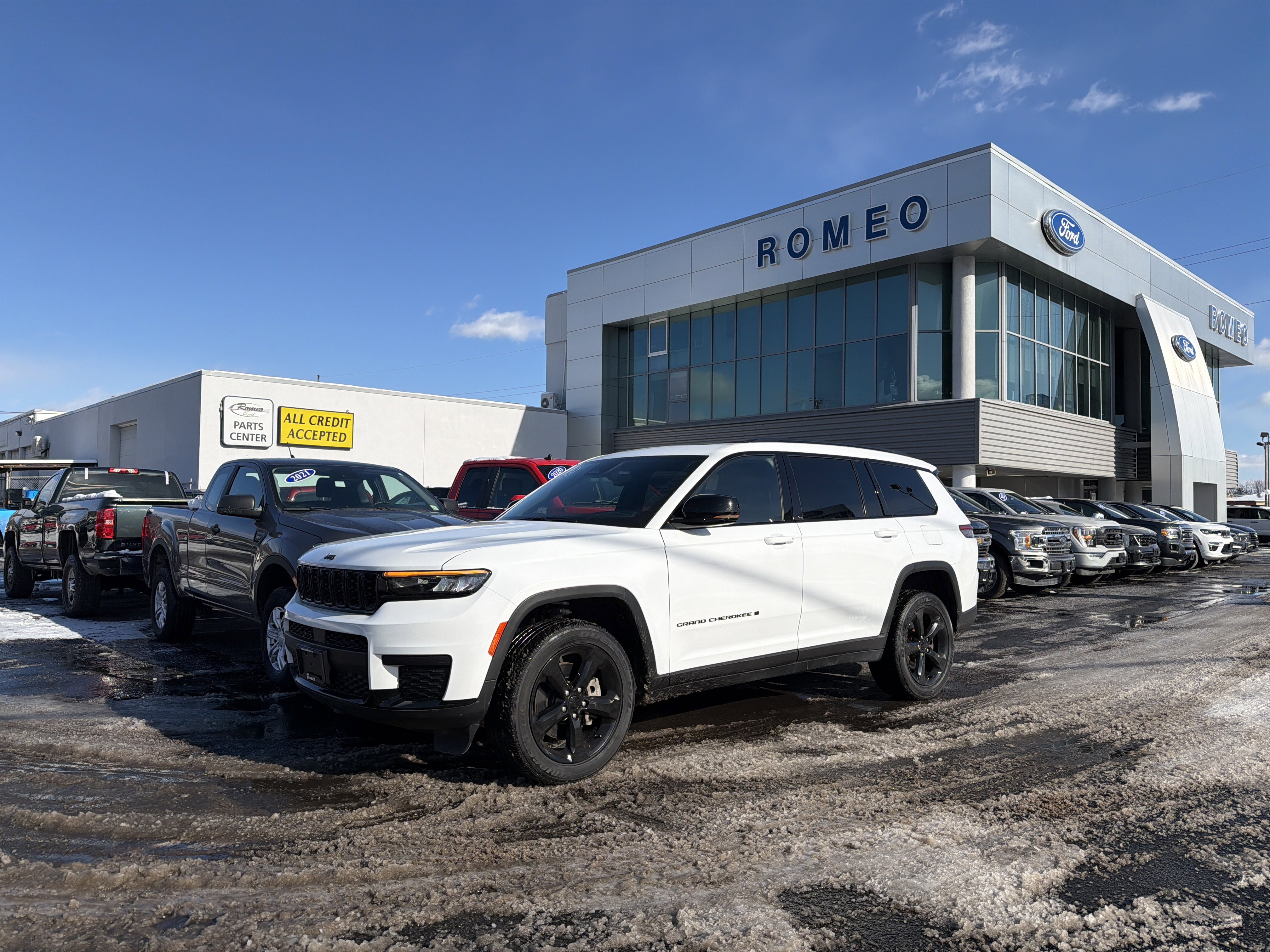 Used 2023 Jeep Grand Cherokee L Laredo image 1