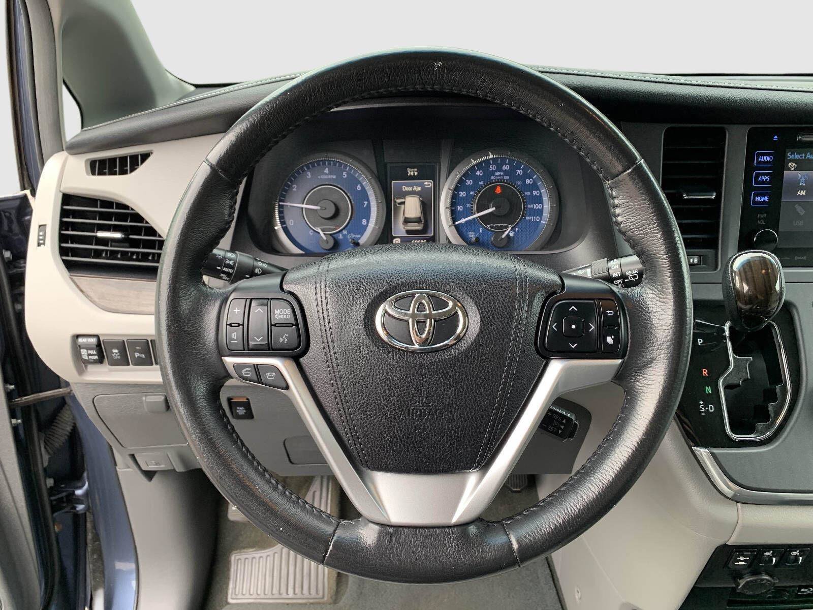 Used 2017 Toyota Sienna XLE Premium FWD image 13