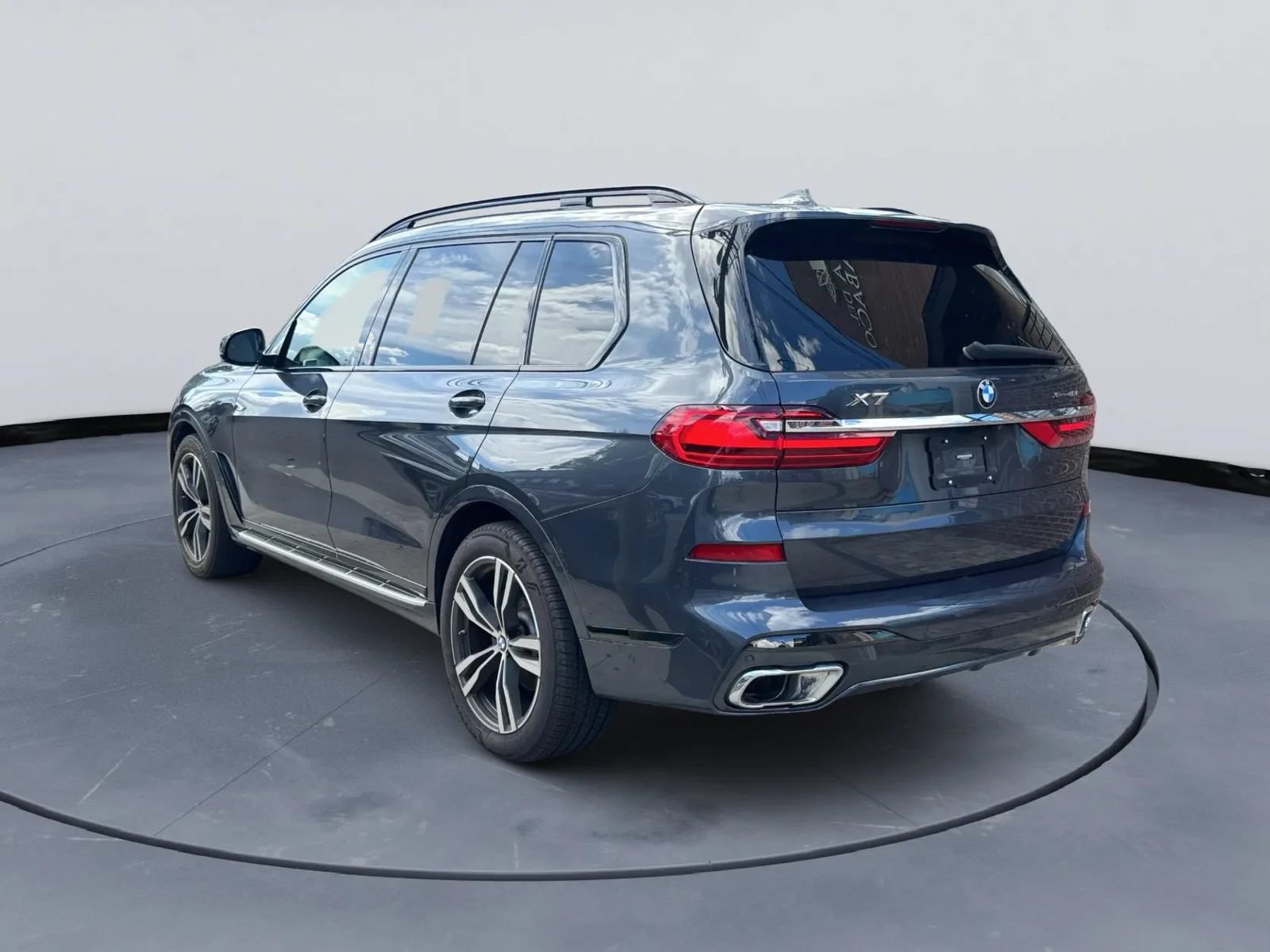 Used 2021 BMW X7 xDrive40i w/ M Sport Package AWD/4WD image 4