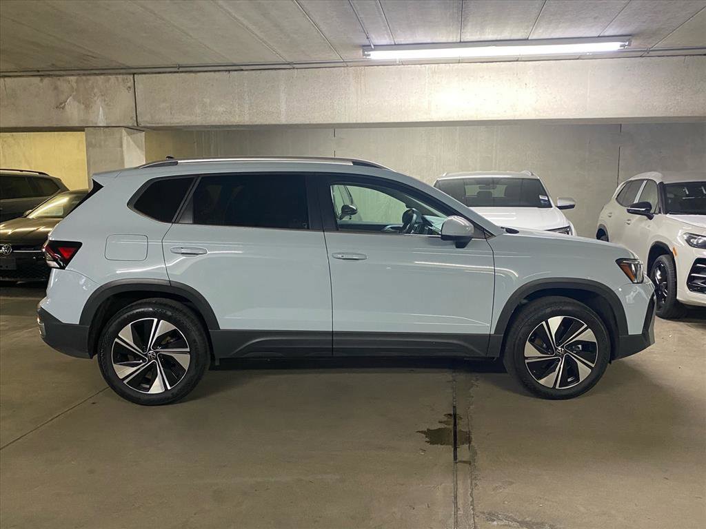 Used 2025 Volkswagen Taos SE image 2