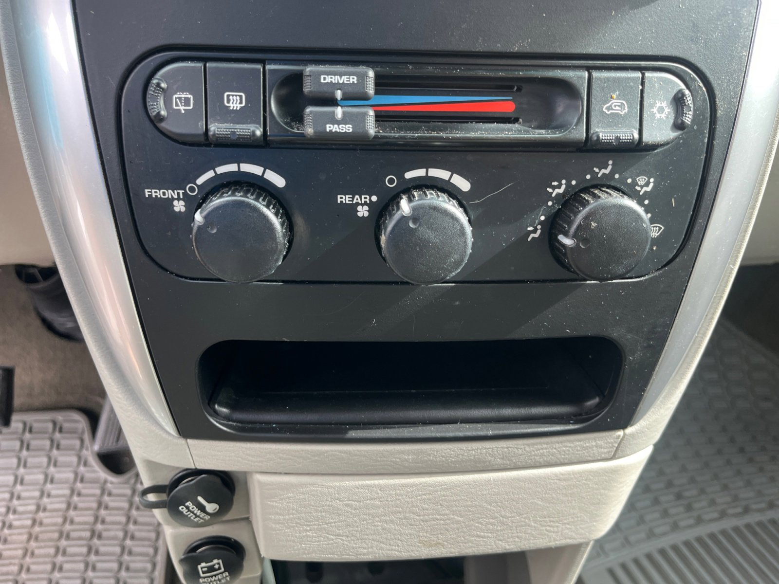 Used 2005 Chrysler Town & Country Touring w/ Trailer Tow Group image 28