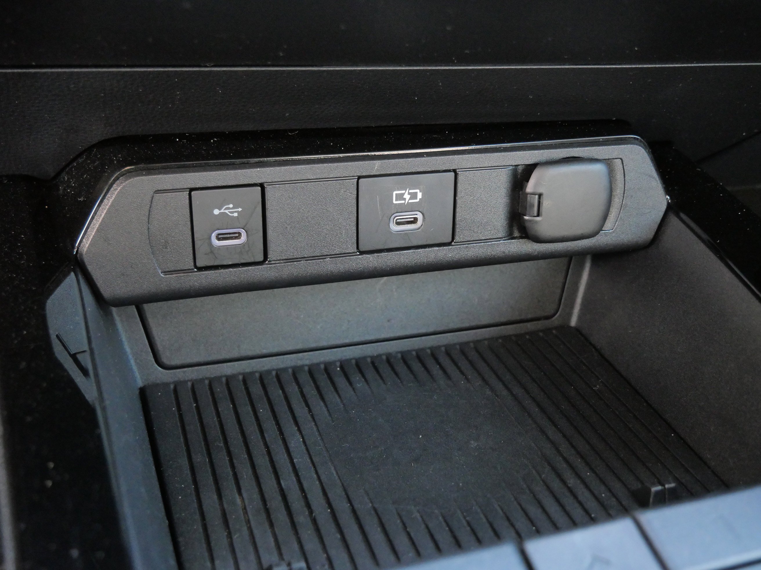 Used 2024 Toyota Prius LE FWD image 31