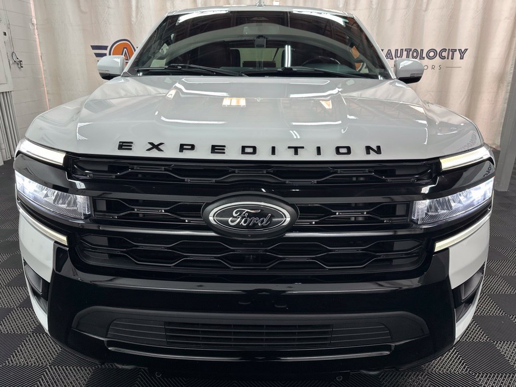 Used 2022 Ford Expedition Limited AWD/4WD image 3