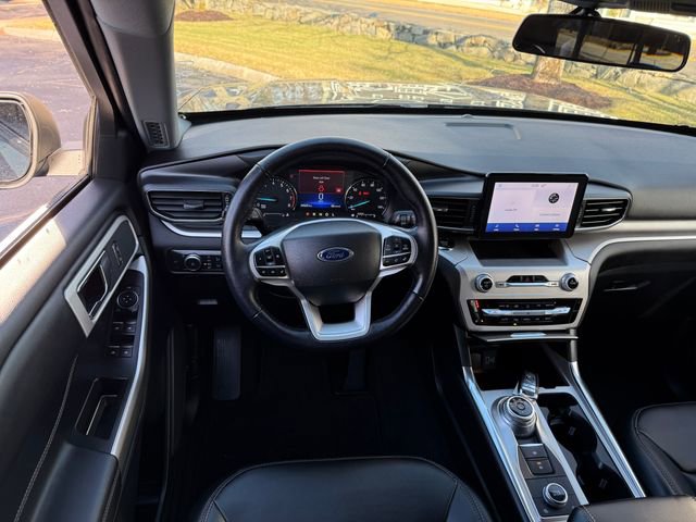 Used 2022 Ford Explorer XLT w/ Equipment Group 202A image 6