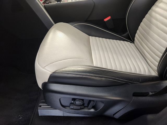 Used 2021 Land Rover Discovery HSE R-Dynamic AWD/4WD image 23