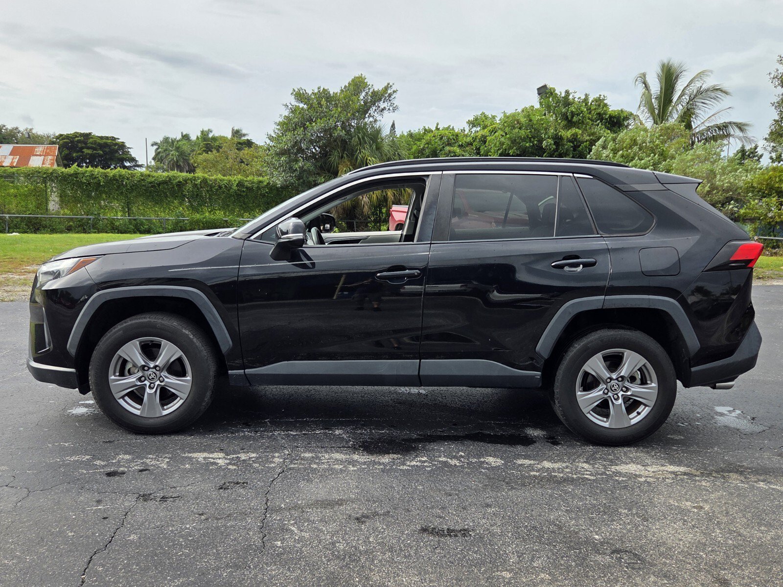 Used 2022 Toyota RAV4 XLE FWD image 2