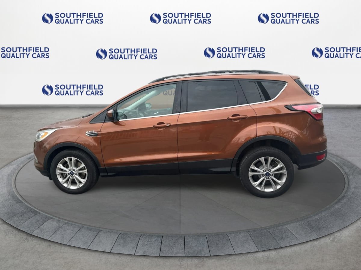 Used 2017 Ford Escape SE w/ Equipment Group 201A AWD/4WD image 3