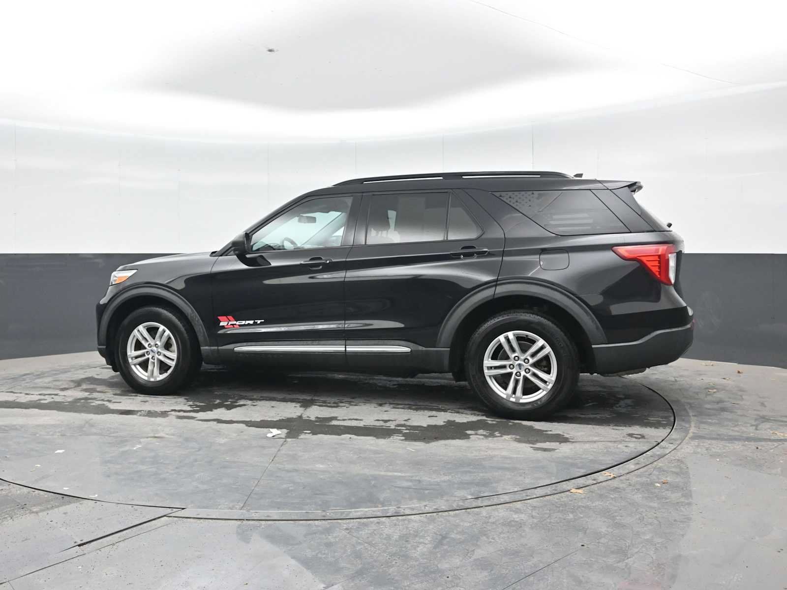 Used 2021 Ford Explorer XLT AWD/4WD image 3
