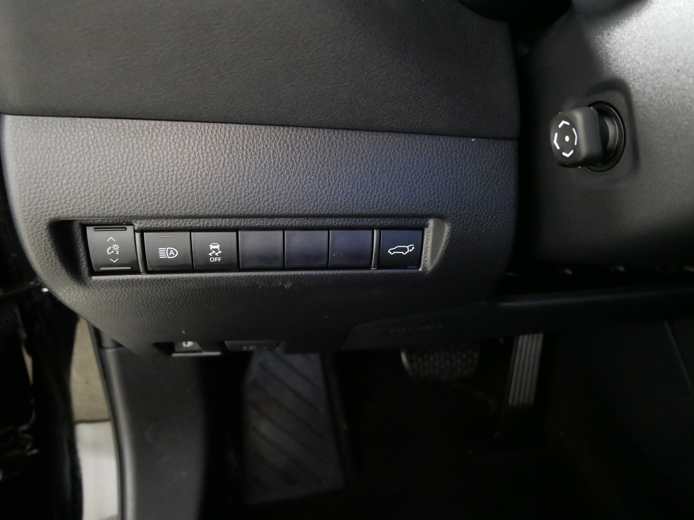 Used 2021 Toyota Venza LE w/ Carpet Mat Package (TMS) image 26