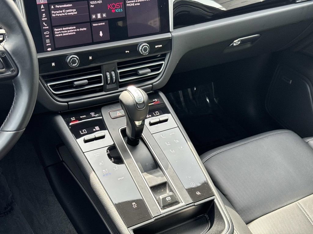 Used 2024 Porsche Macan image 12