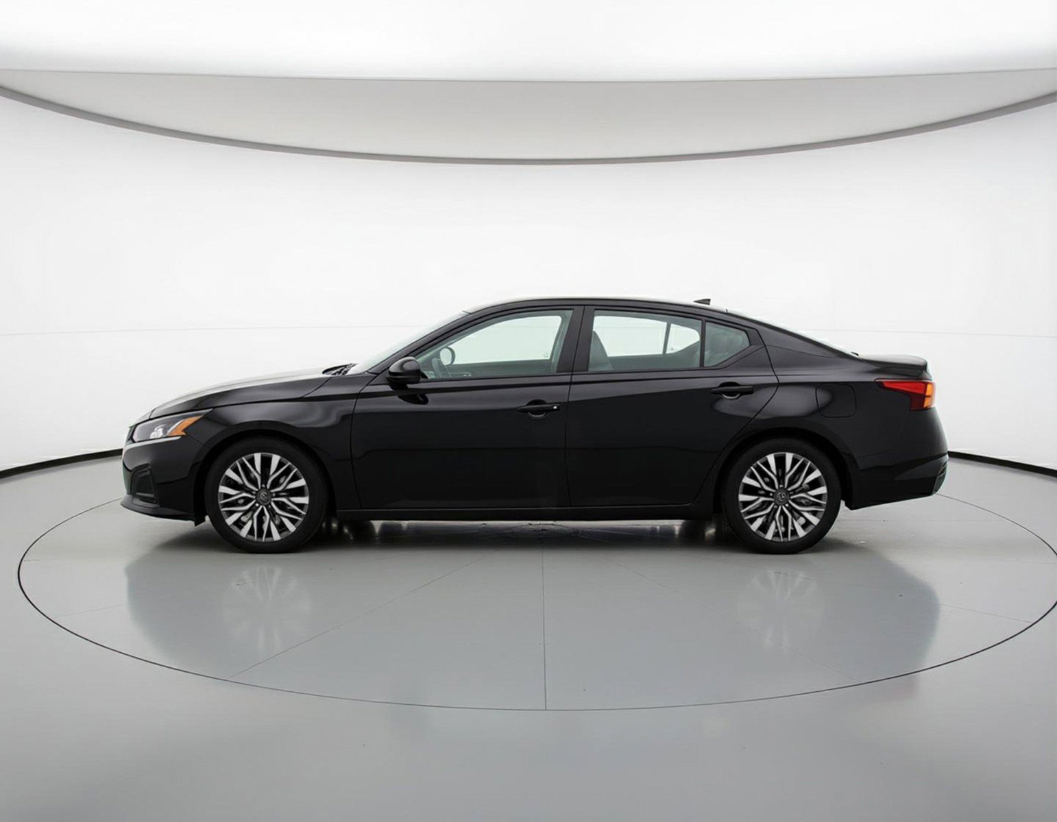Used 2025 Nissan Altima 2.5 SV FWD image 5