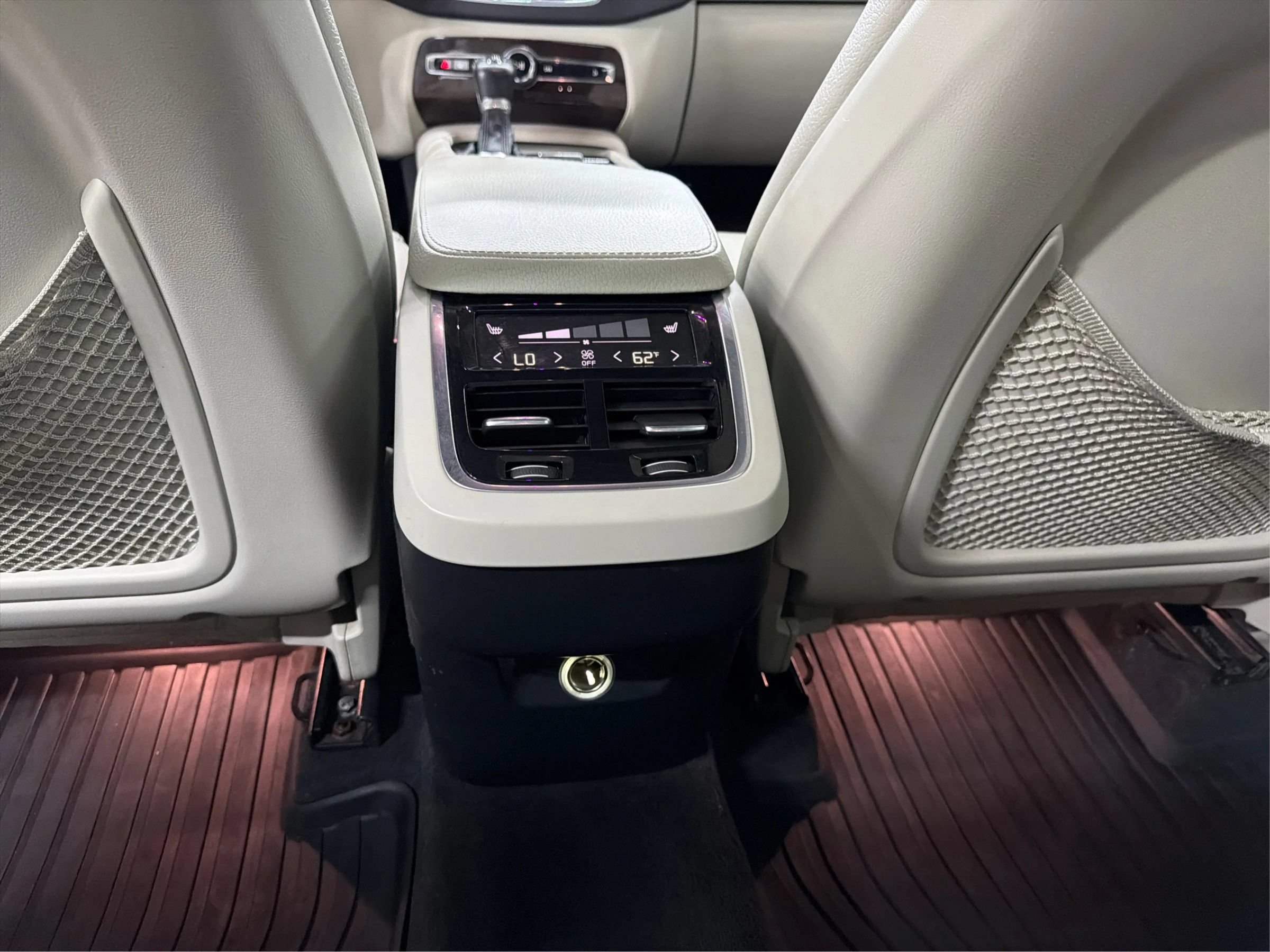 Used 2017 Volvo XC90 T6 Momentum w/ Vision Package AWD/4WD image 30