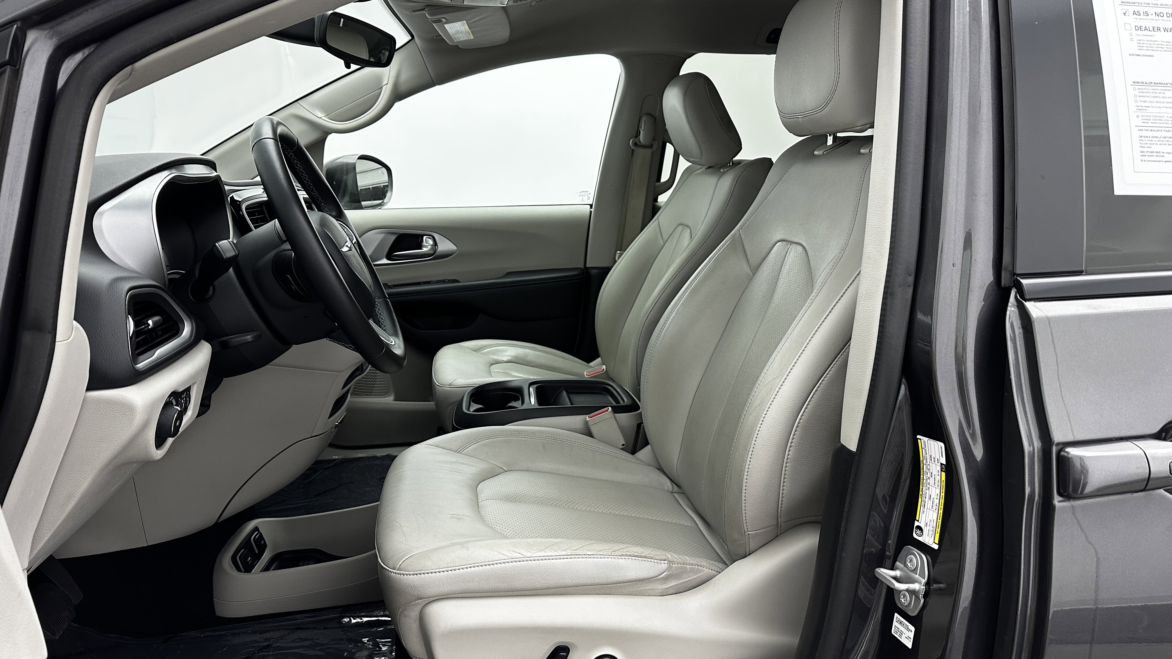 Used 2018 Chrysler Pacifica Touring-L image 13