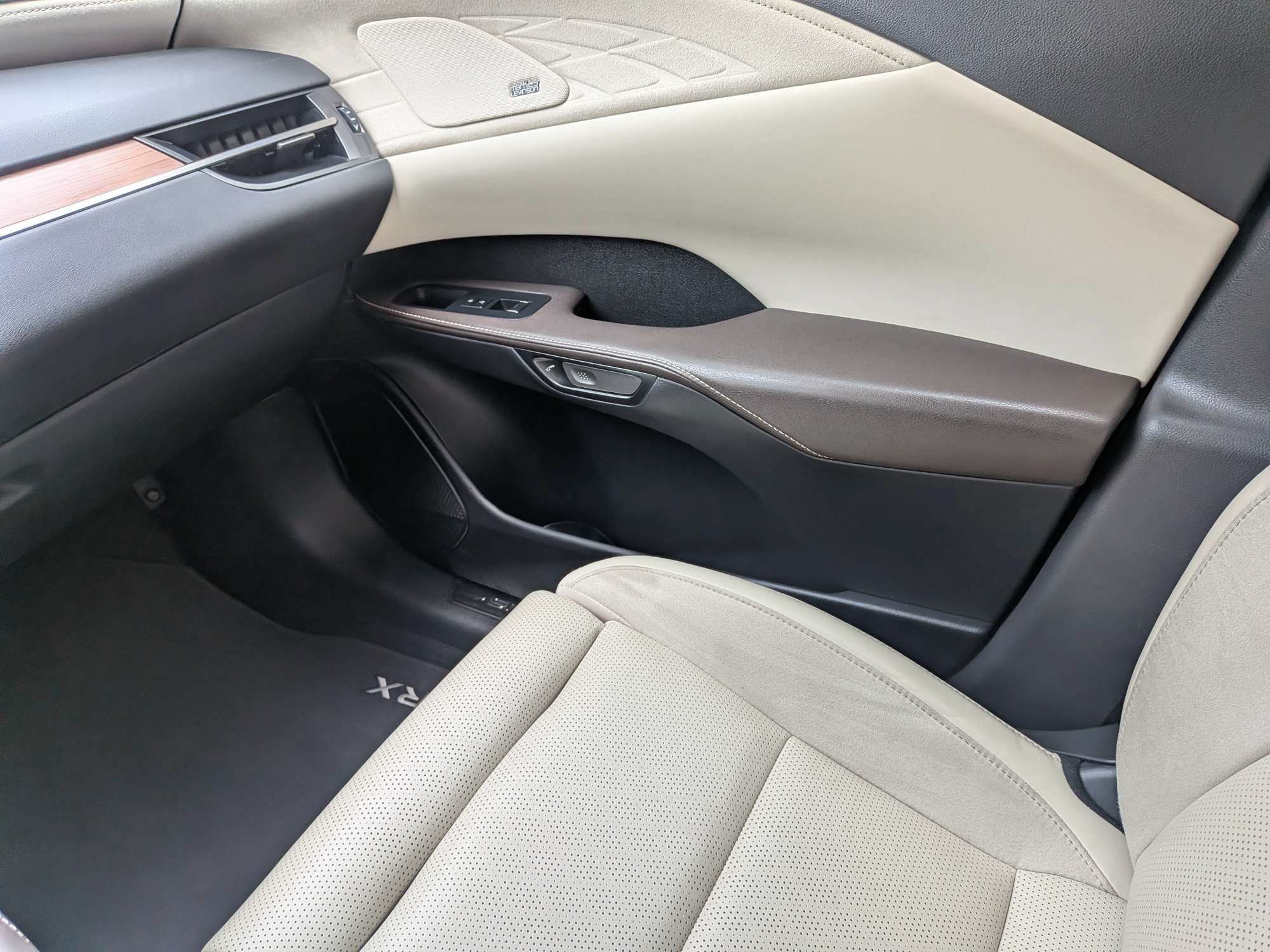 Used 2023 Lexus RX 350 FWD w/ Cold Area Package image 19
