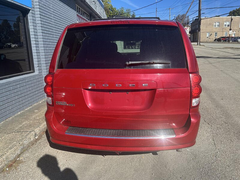 Used 2012 Dodge Grand Caravan SXT FWD image 3