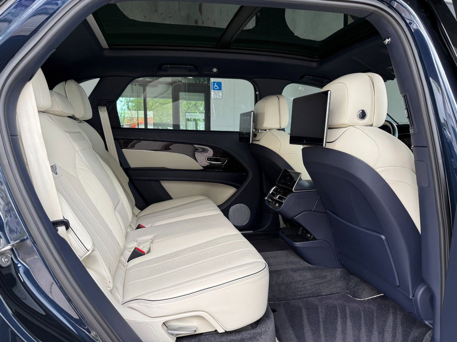 Used 2023 Bentley Bentayga Extended Wheelbase image 31