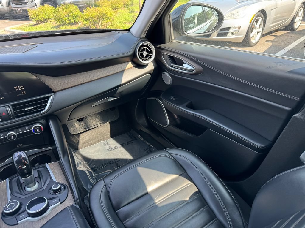 Used 2017 Alfa Romeo Giulia Ti w/ TI Lusso Package AWD/4WD image 15