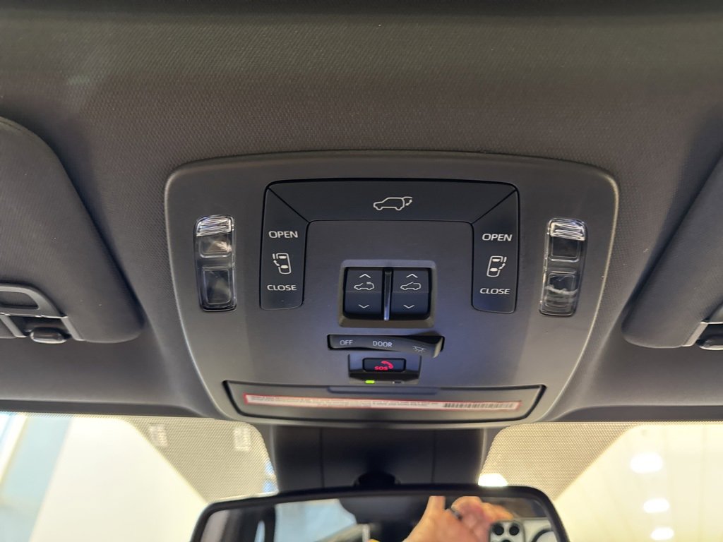 Used 2022 Toyota Sienna XSE image 31