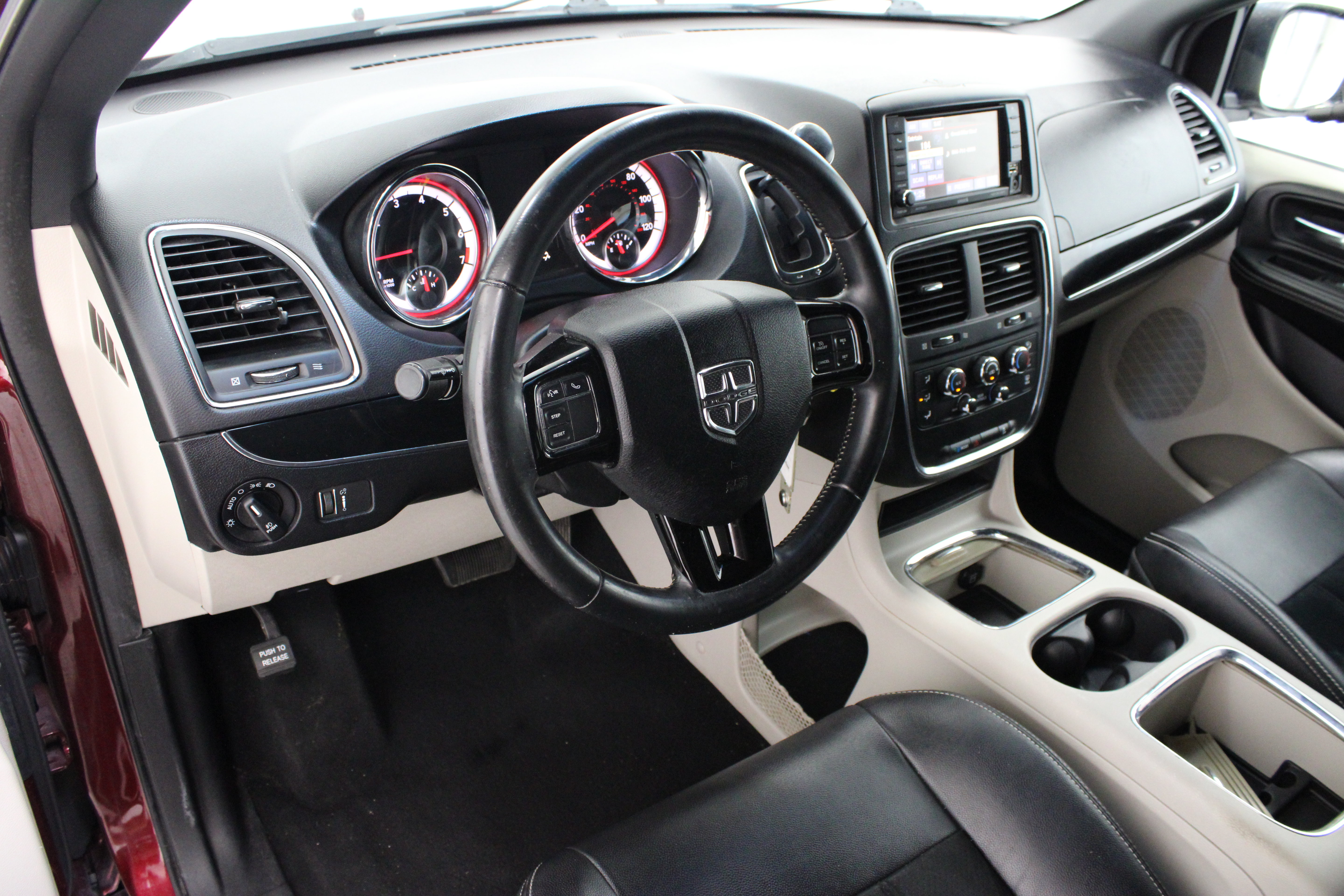 Used 2017 Dodge Grand Caravan SXT FWD image 13