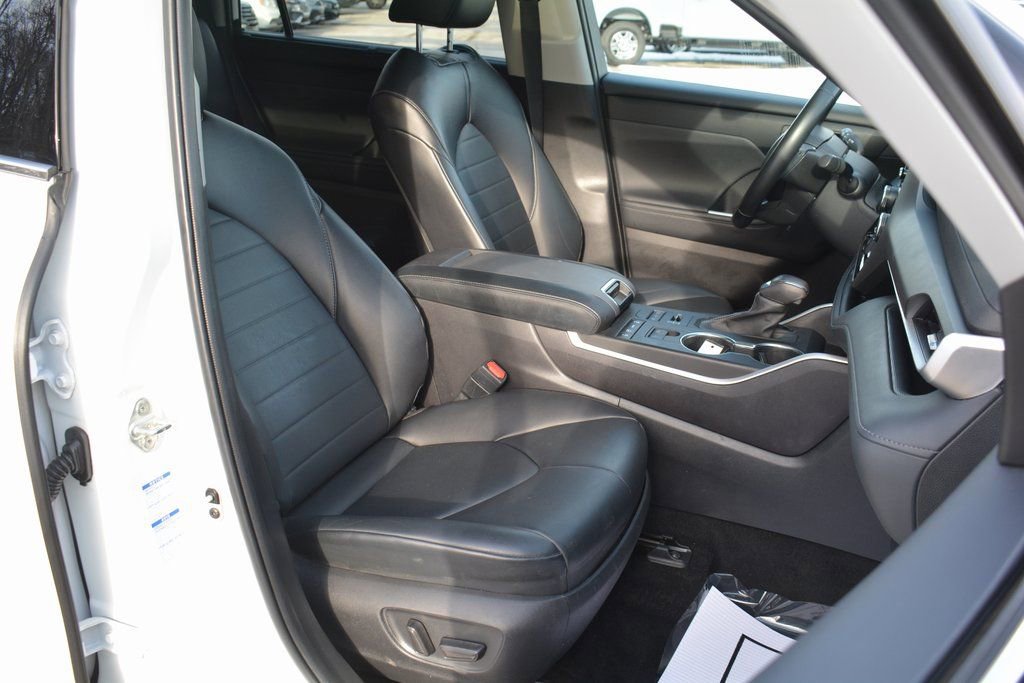 Used 2022 Toyota Highlander XLE image 19
