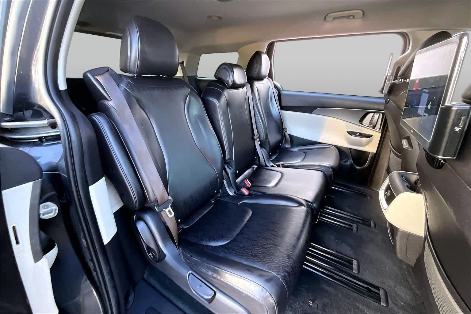 Used 2022 Kia Carnival LX FWD image 19