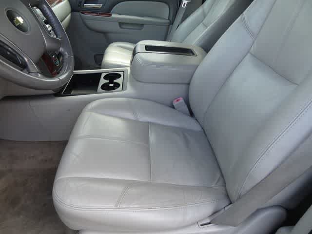 Used 2014 Chevrolet Suburban LT RWD image 6