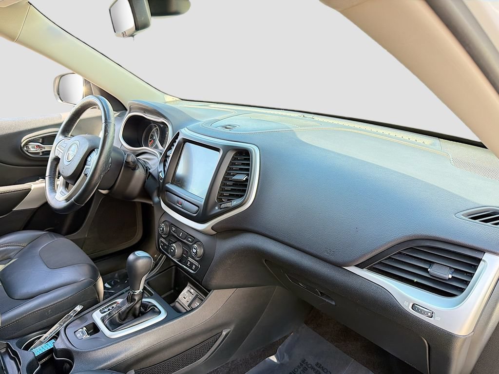 Used 2018 Jeep Cherokee Latitude Plus w/ Cold Weather Group FWD image 30
