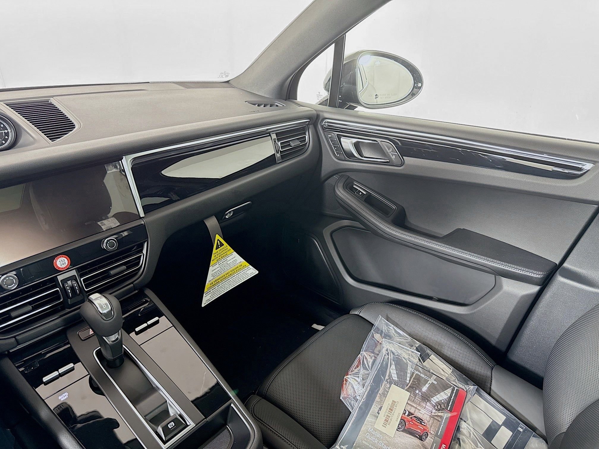 Certified 2025 Porsche Macan AWD/4WD image 18