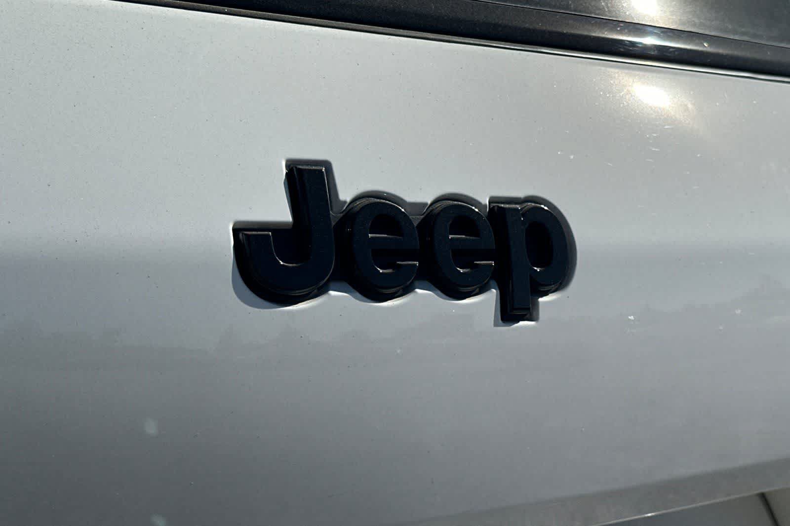 Used 2024 Jeep Grand Cherokee L Laredo RWD image 13