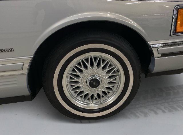 Used 1994 Lincoln Town Car Signature RWD image 16
