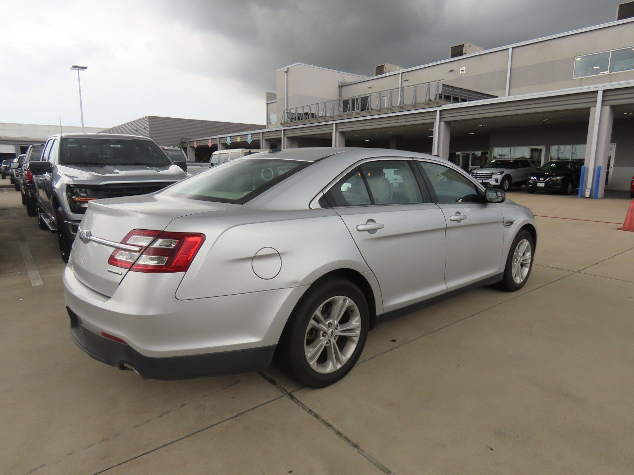 Used 2017 Ford Taurus SE FWD image 11