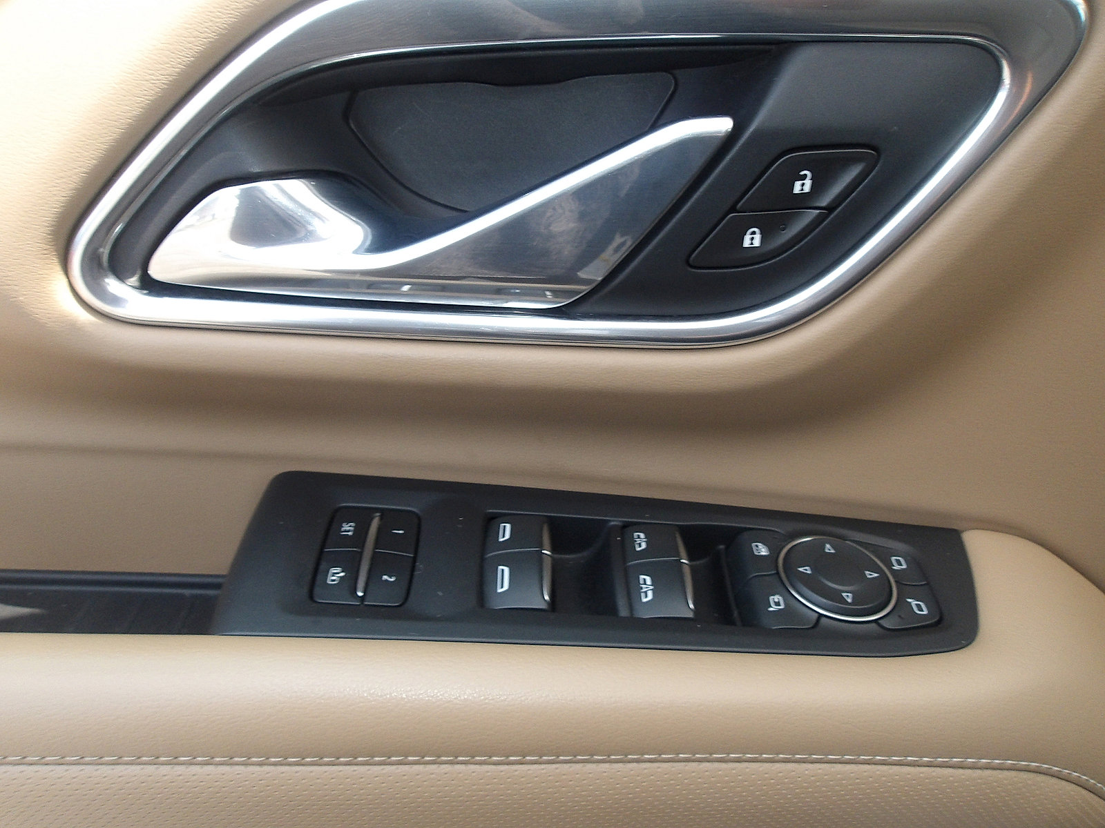 Used 2021 Chevrolet Tahoe Premier w/ Premium Package image 19