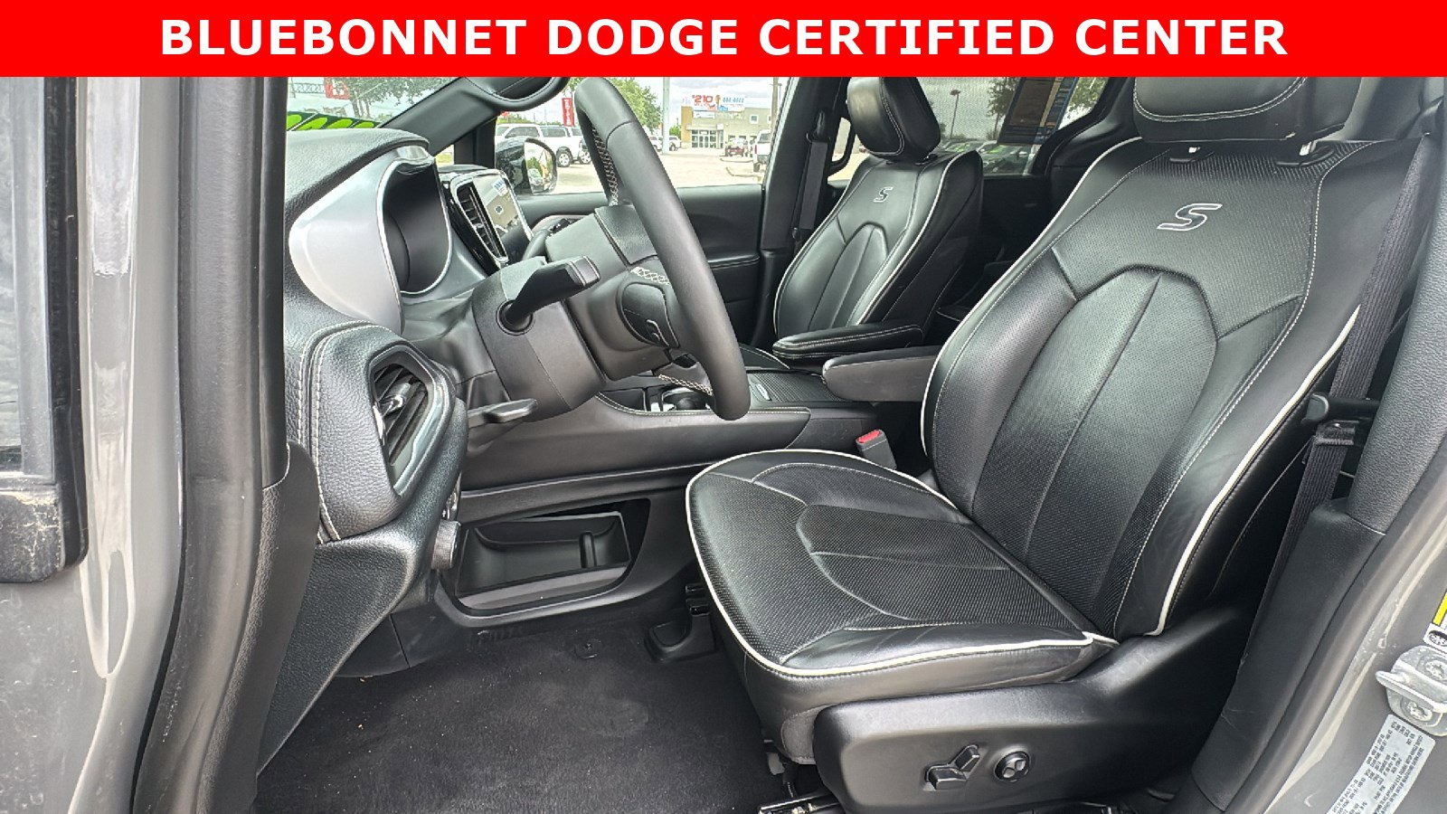 Used 2025 Chrysler Pacifica Limited image 14