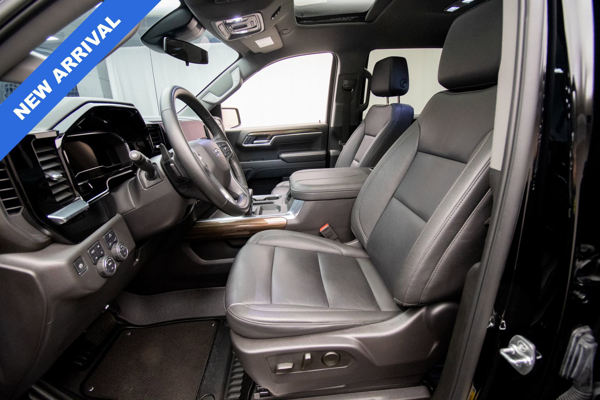 Used 2025 Chevrolet Silverado 1500 LT Trail Boss w/ Convenience Package II AWD/4WD image 10