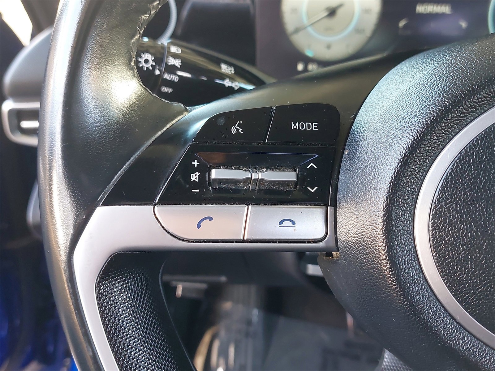 Used 2022 Hyundai Elantra Limited w/ Preferred Accessory Package image 16