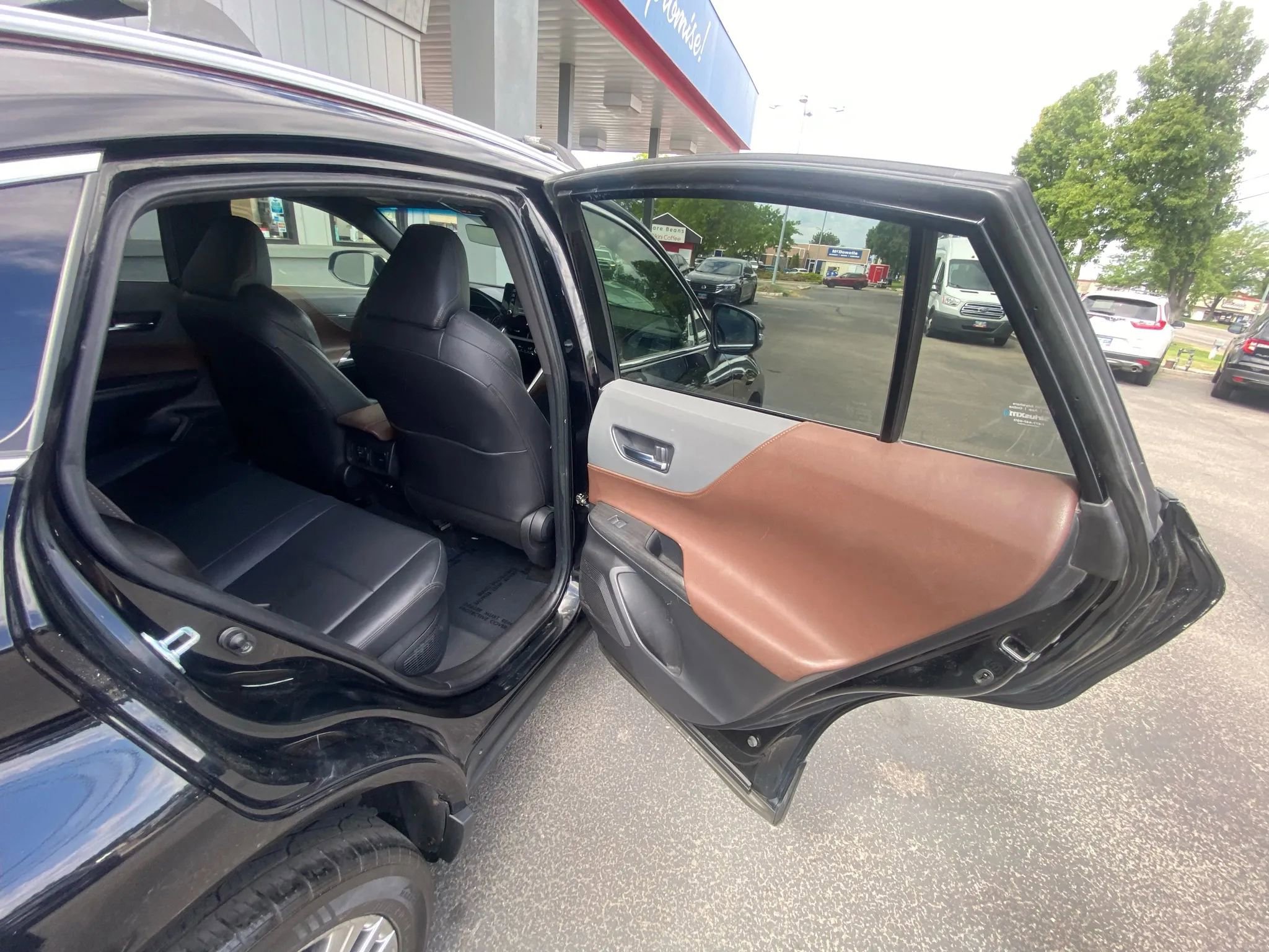 Used 2022 Toyota Venza XLE image 28