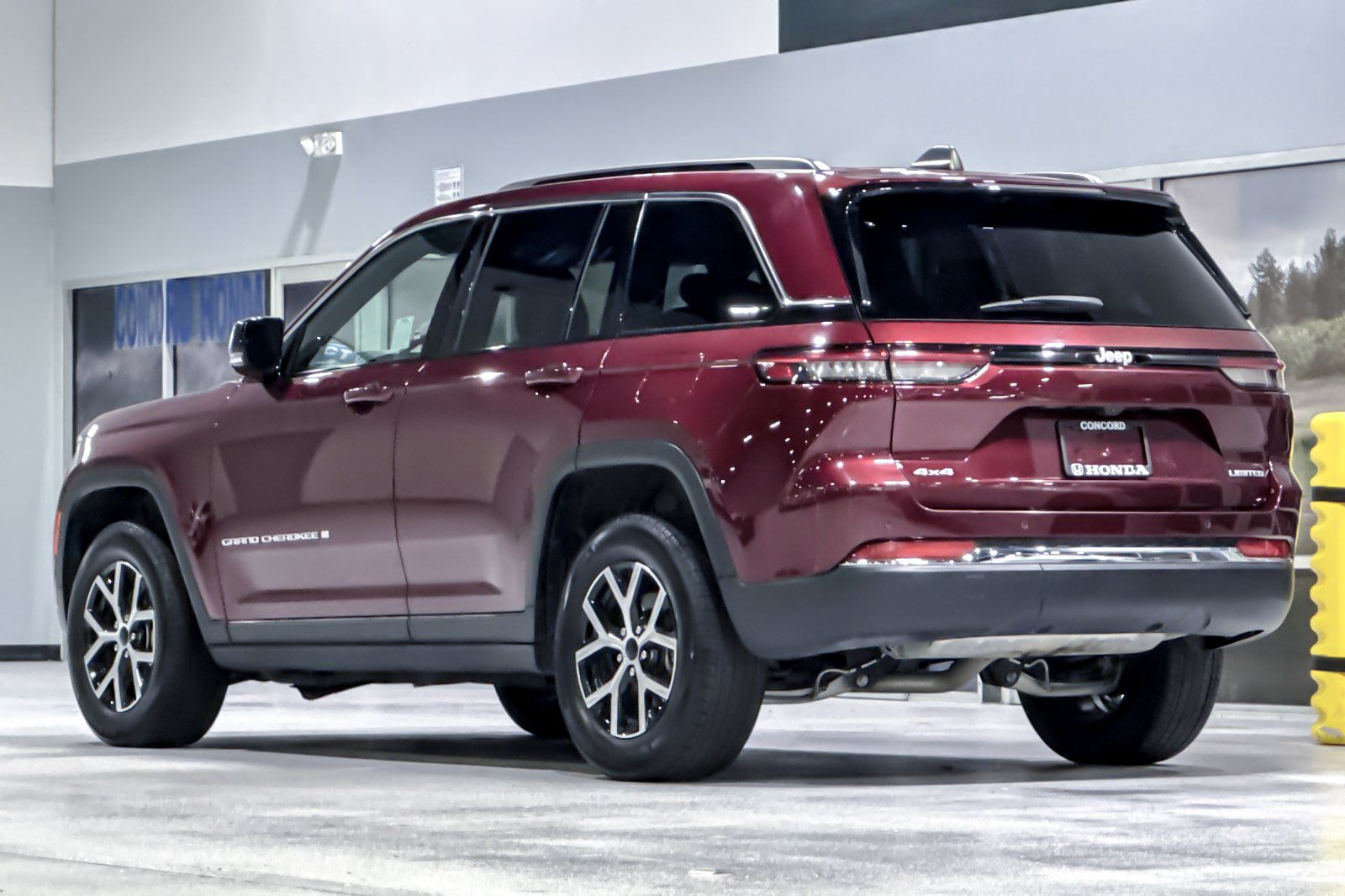 Used 2024 Jeep Grand Cherokee Limited AWD/4WD image 3