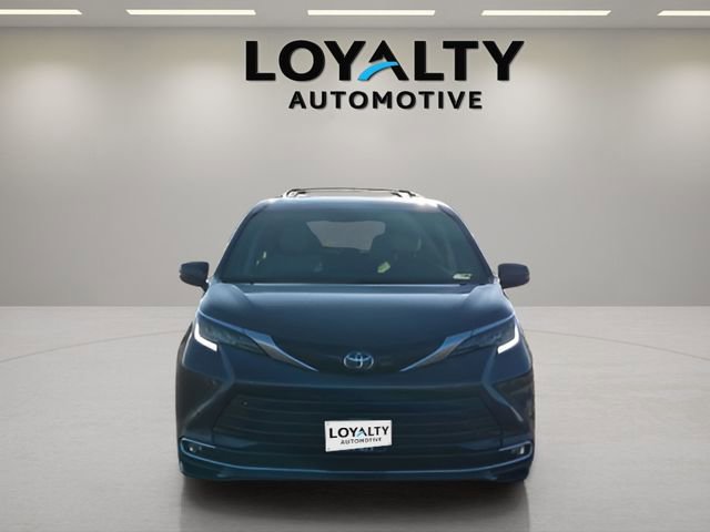 Used 2025 Toyota Sienna Limited image 8