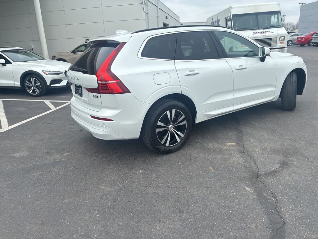 Used 2023 Volvo XC60 B5 Core w/ Climate Package image 3