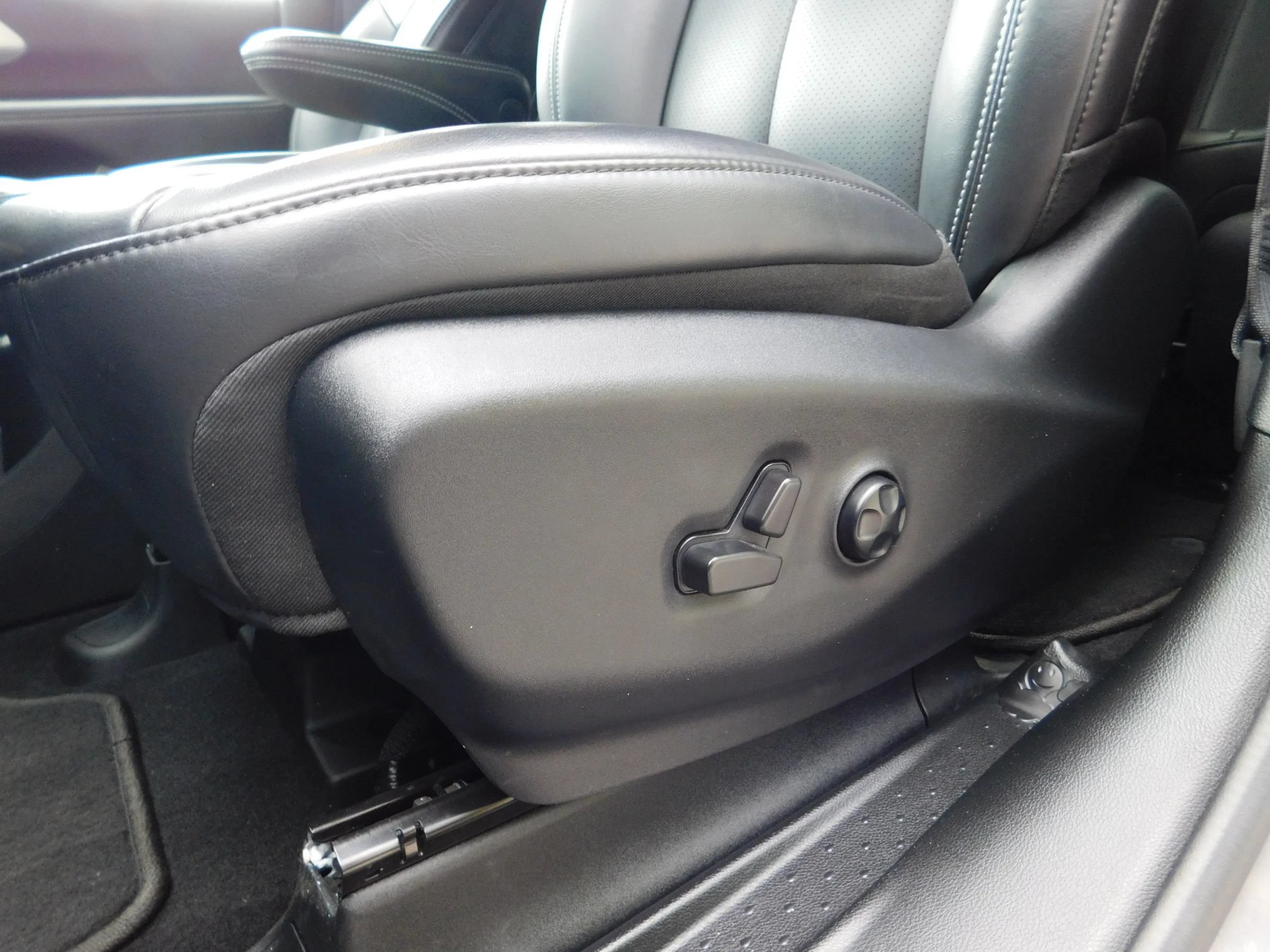 Used 2023 Chrysler Pacifica Touring-L w/ Uconnect Theater Family Group FWD image 19