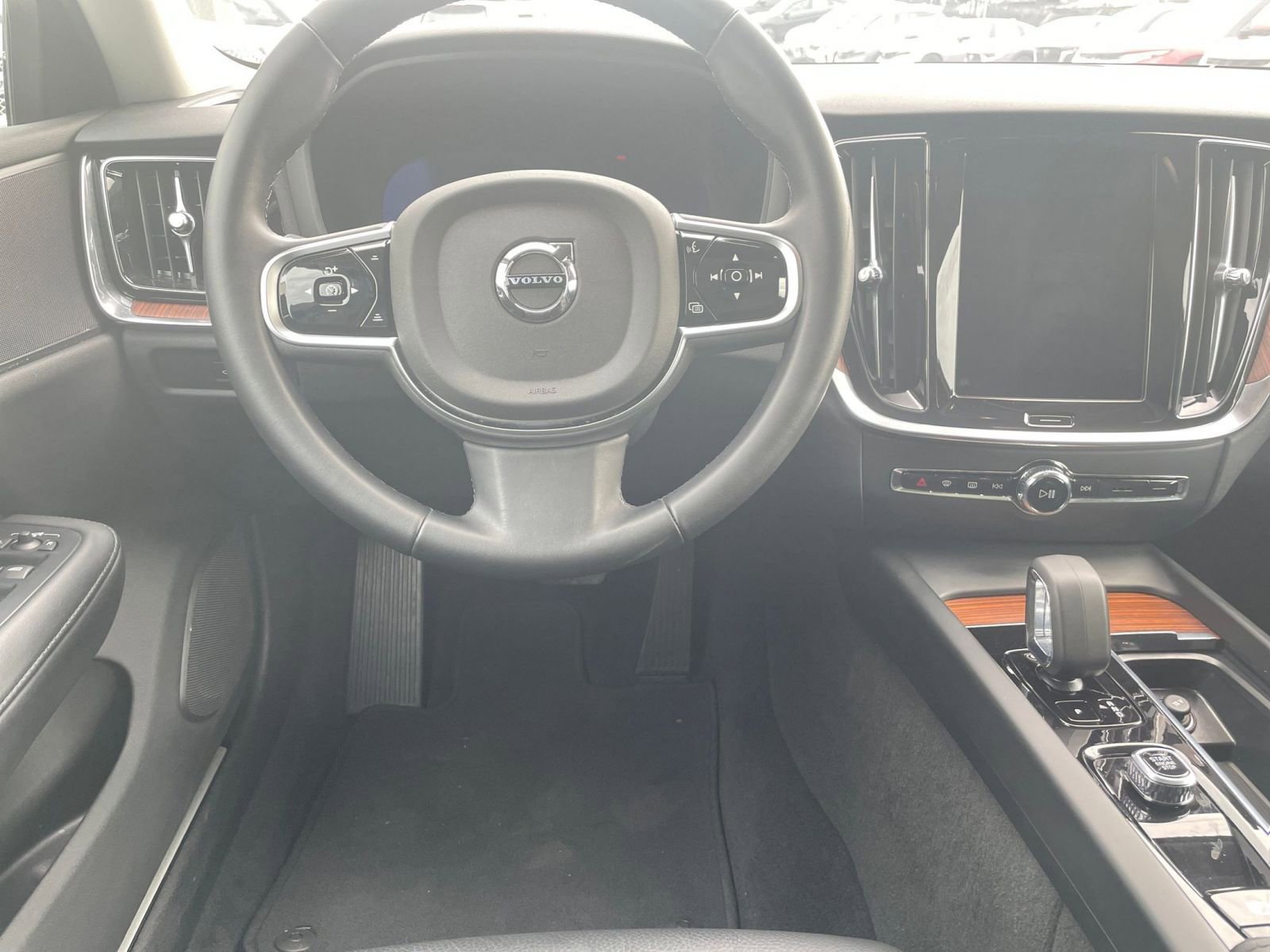 Used 2025 Volvo V60 B5 Cross Country Plus image 34