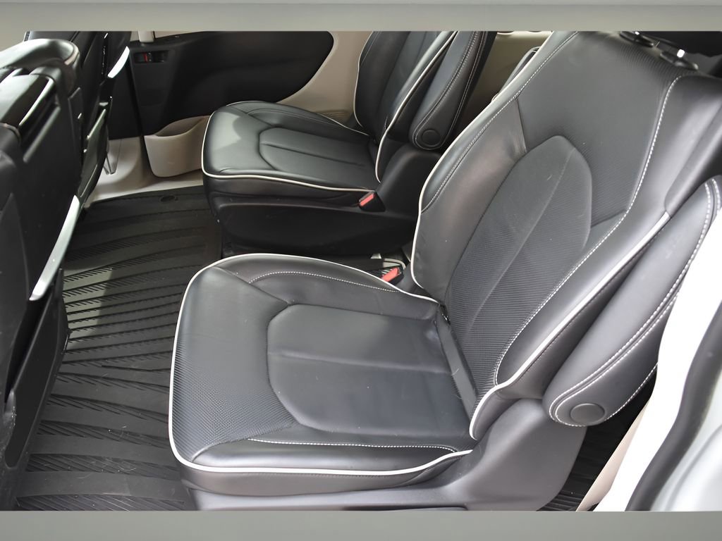 Used 2023 Chrysler Pacifica Limited w/ Uconnect Theater Family Group image 15
