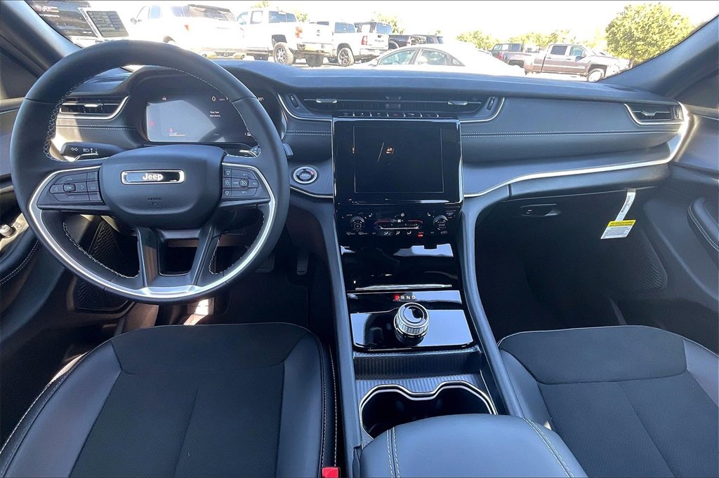 New 2025 Jeep Grand Cherokee Altitude image 5