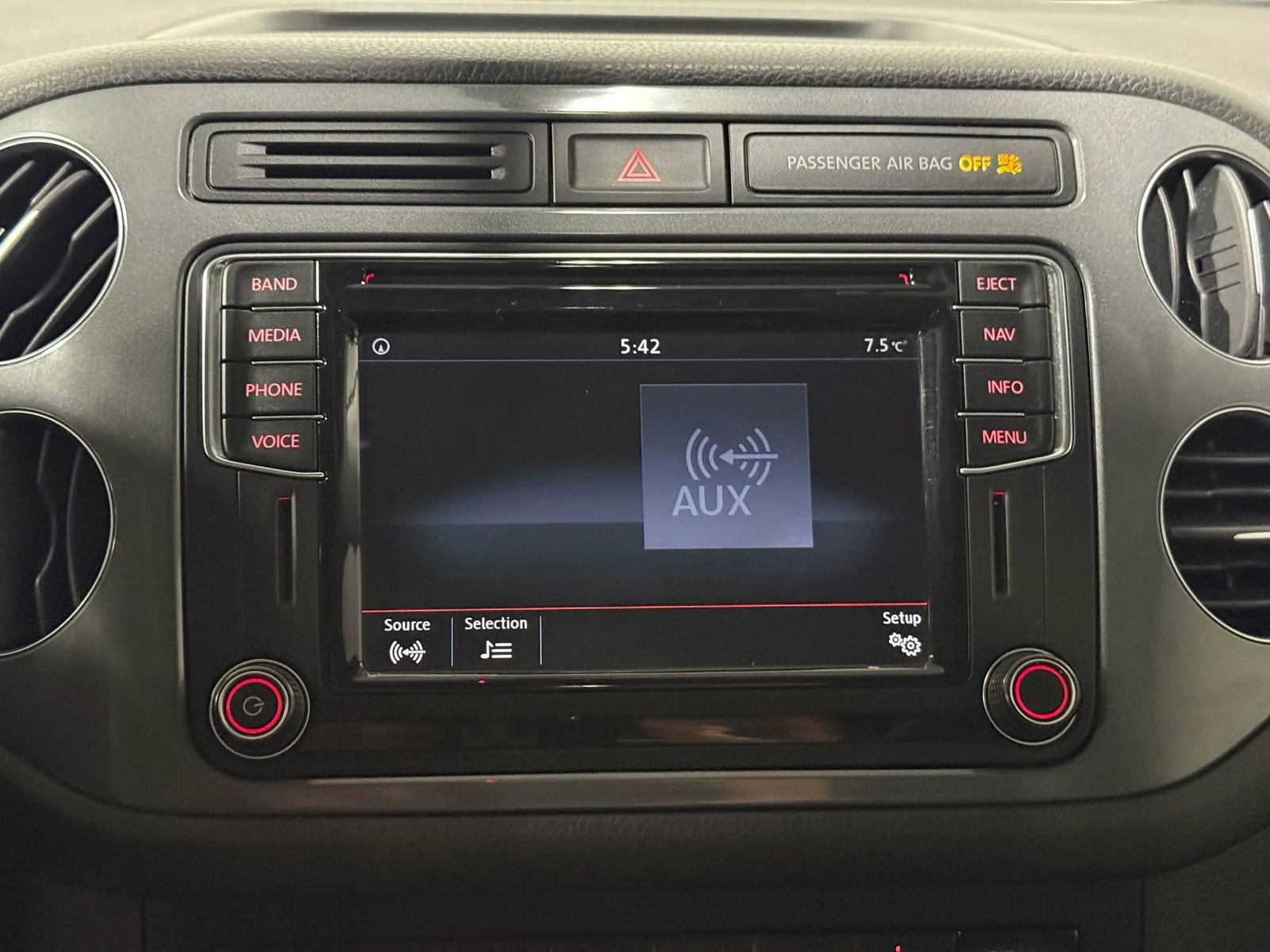 Used 2017 Volkswagen Tiguan SEL FWD image 35