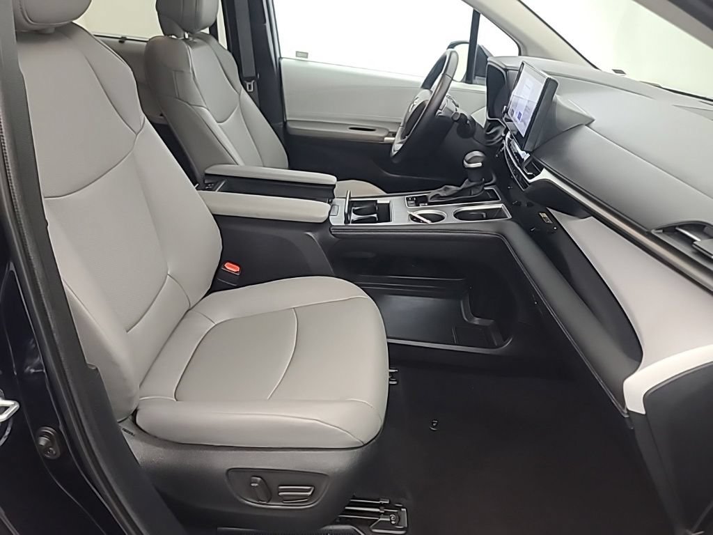 Used 2025 Toyota Sienna XLE FWD image 16