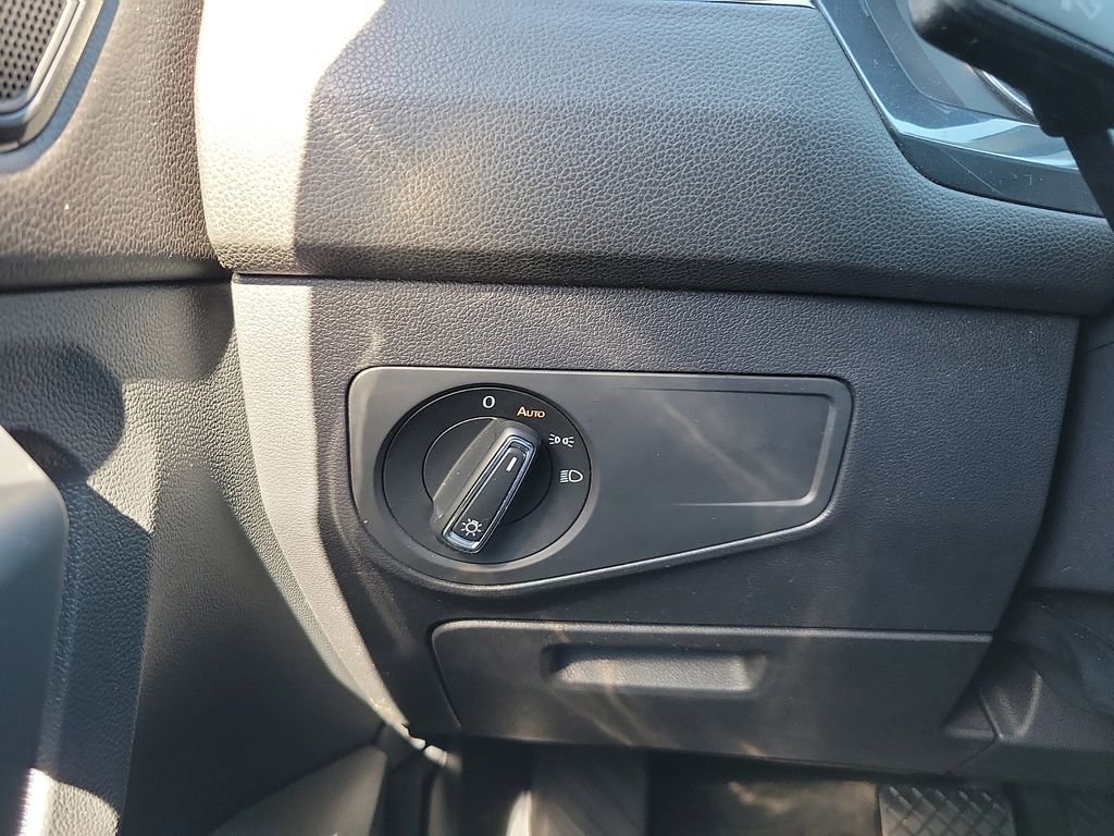 Used 2018 Volkswagen Tiguan SE AWD/4WD image 14
