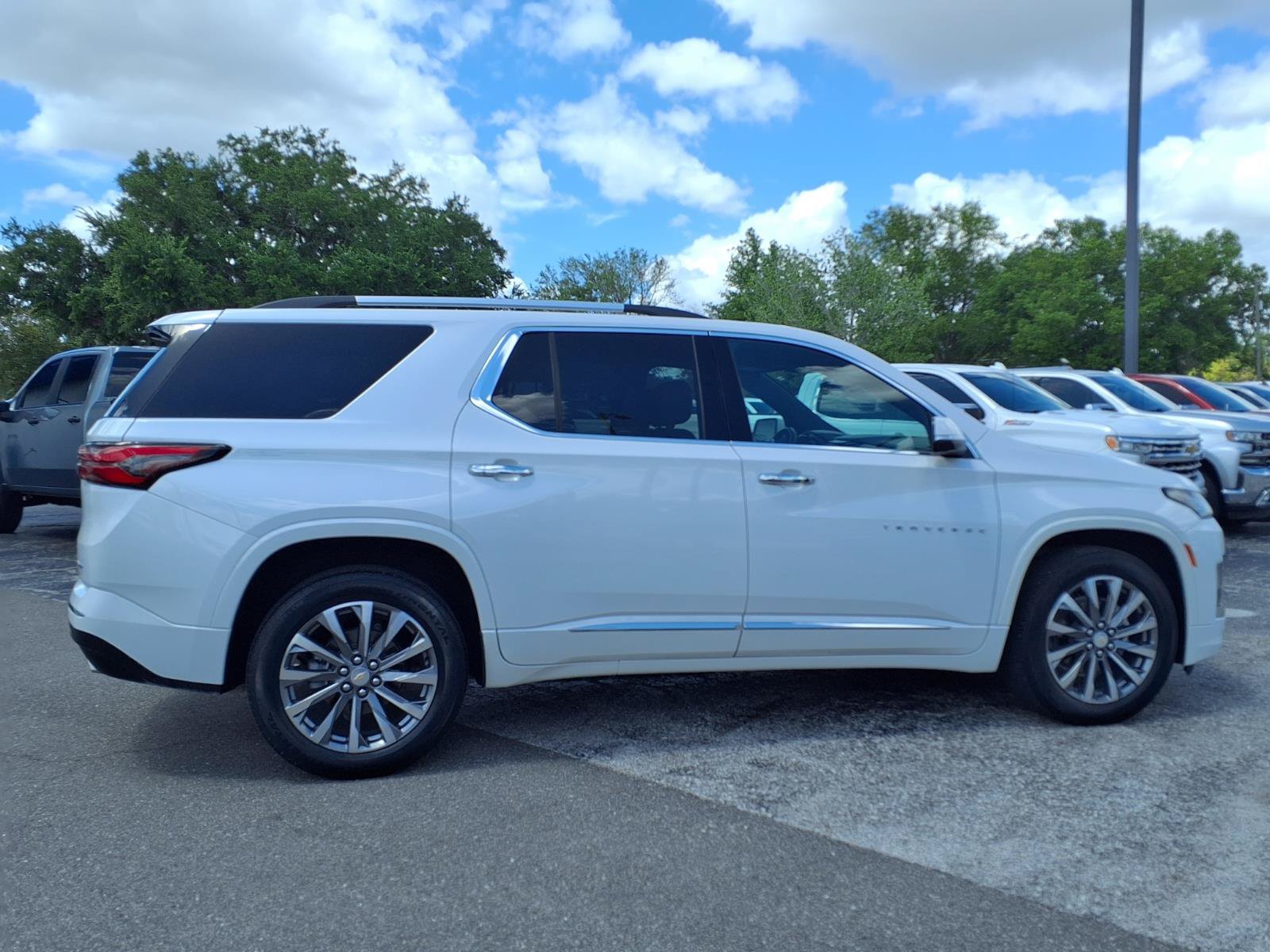 Certified 2023 Chevrolet Traverse Premier FWD image 3