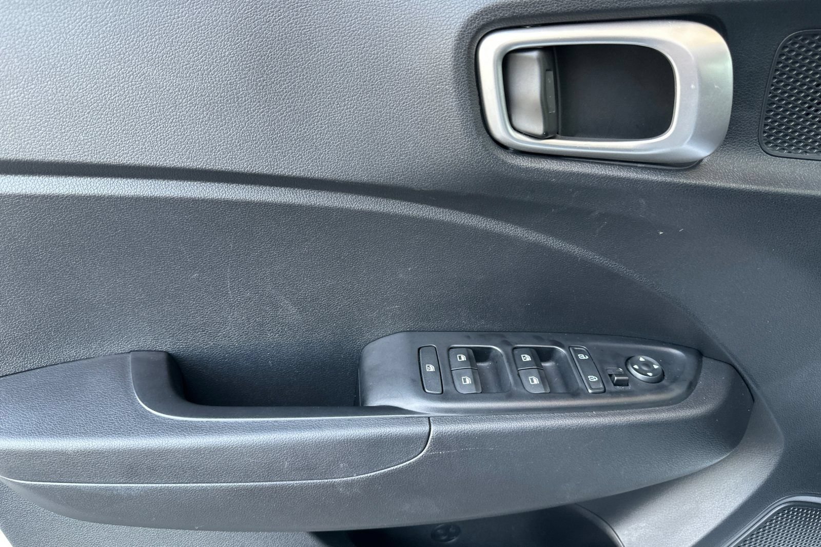Used 2025 Hyundai Venue SEL FWD image 11