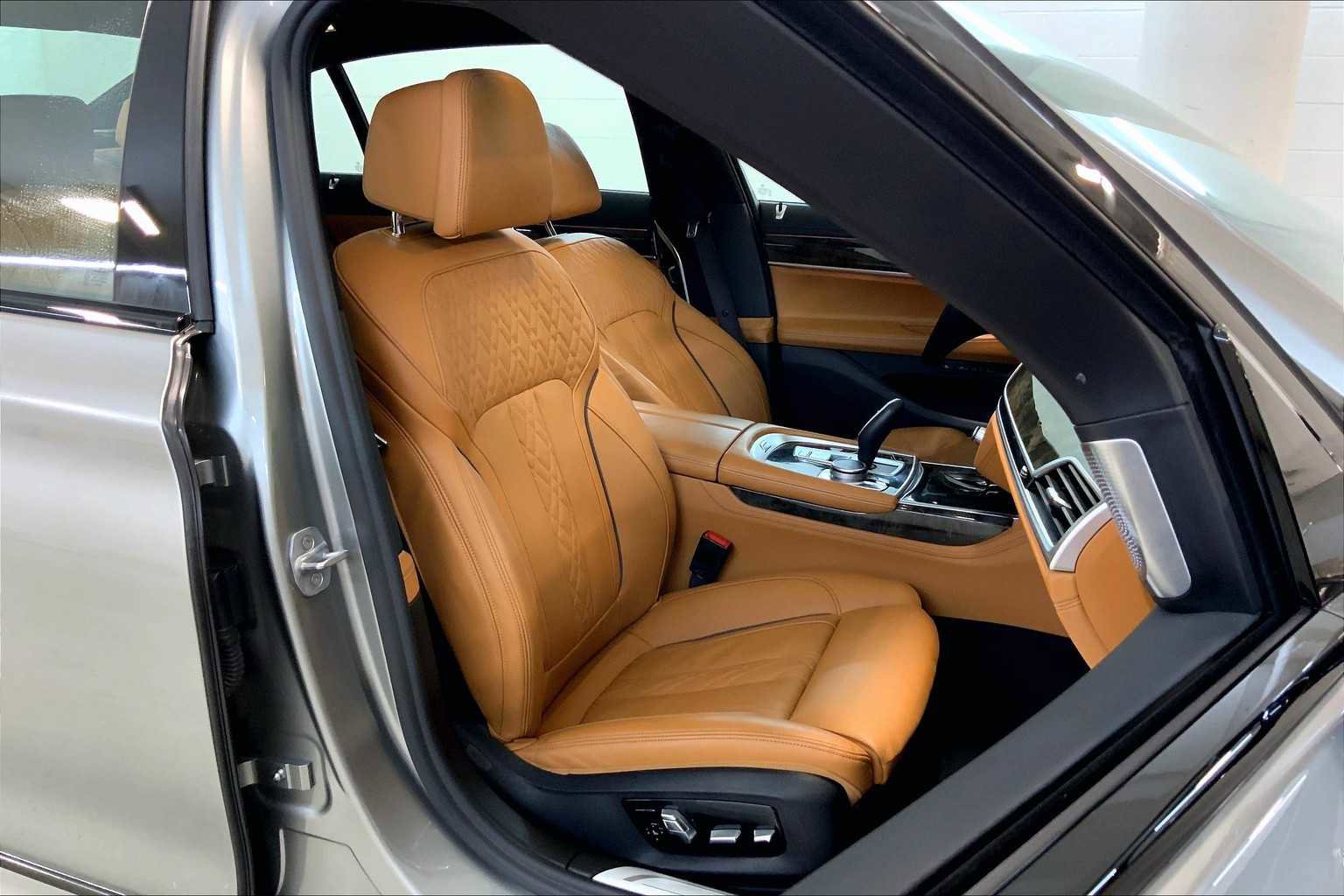 Used 2021 BMW 750i xDrive w/ Autobahn Package AWD/4WD image 10